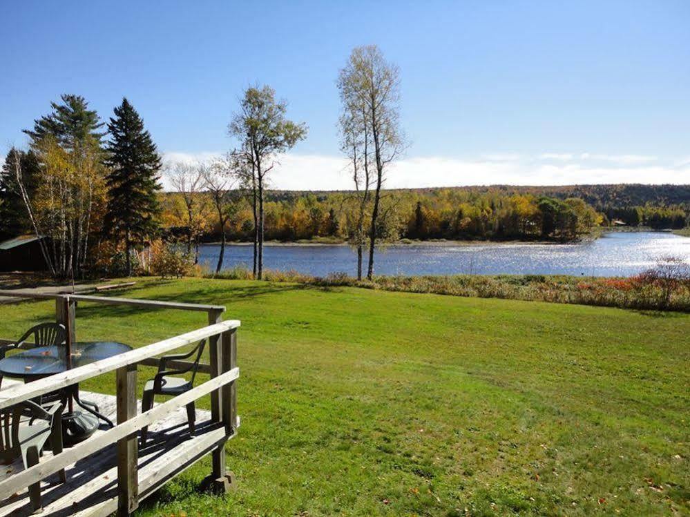Pond'S Resort Blackville Exteriör bild